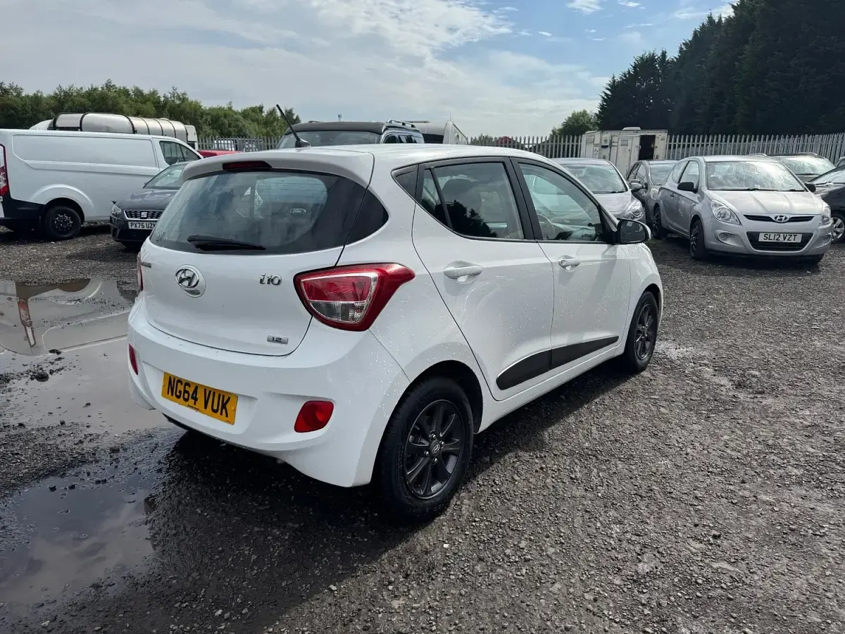 Used Hyundai i10 Premium 87 HP (63 kW) 2015 White Hatchback