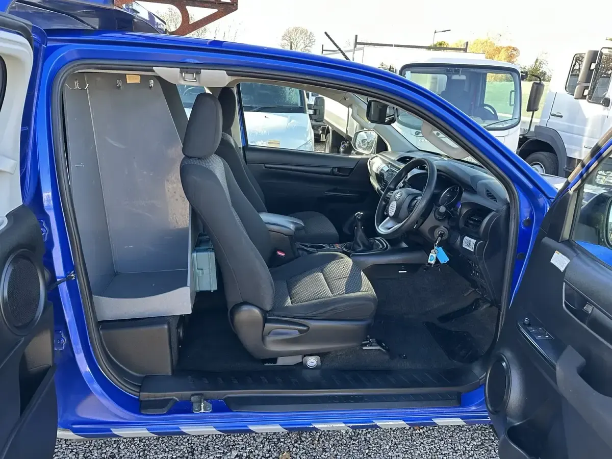 Käytetty Toyota HiLux Active 150 HP (110 kW) 2018 Sininen Nouto