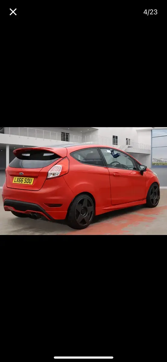 Usado Ford Fiesta Zetec 140 CV (102 kW) 2016 Rojo Utilitario