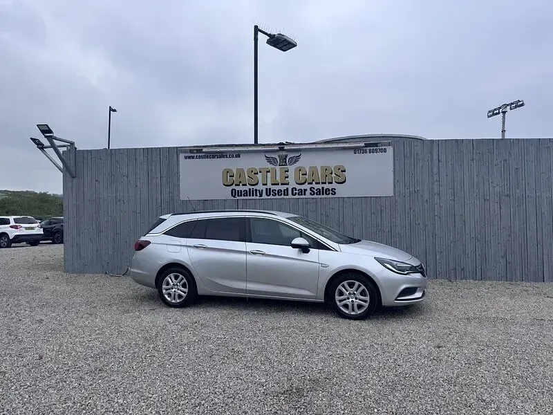 Used Vauxhall Astra Design Edition 110 HP (80 kW) 2017 Silver Estate