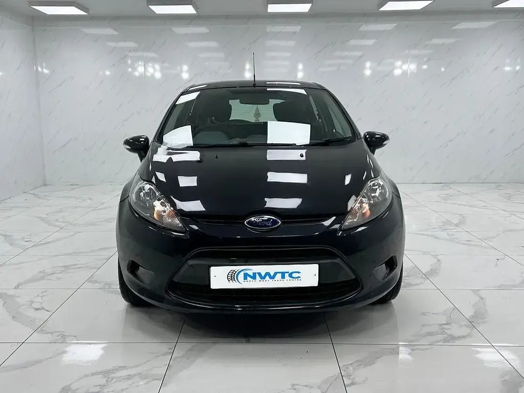 Begagnad Ford Fiesta 2010 Svart Halvkombi