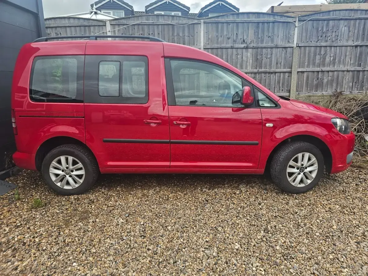 Usado VW Caddy Life 102 CV (75 kW) 2011 Rojo Monovolumen