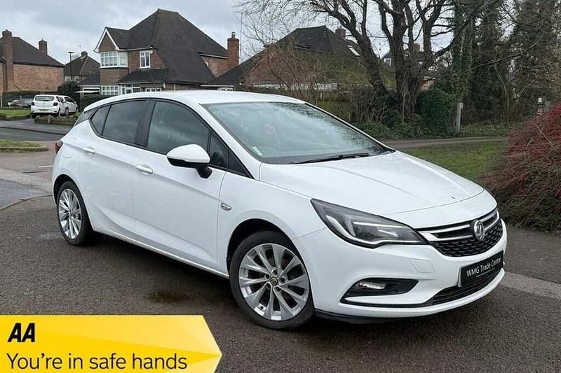 Used Vauxhall Astra Design Edition 105 HP (77 kW) 2018 White Hatchback