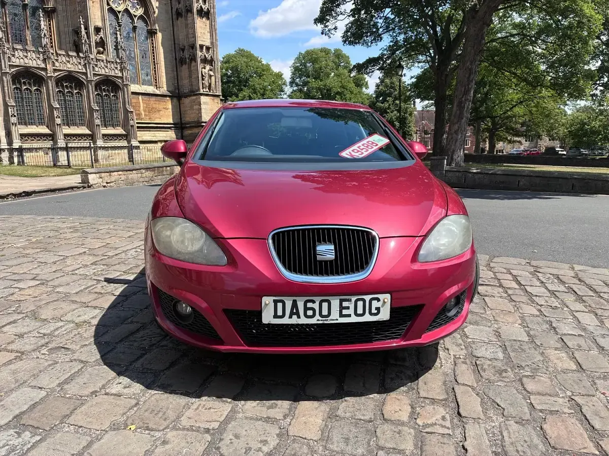 Used Seat Leon Ecomotive 105 HP (77 kW) 2011 Red Hatchback