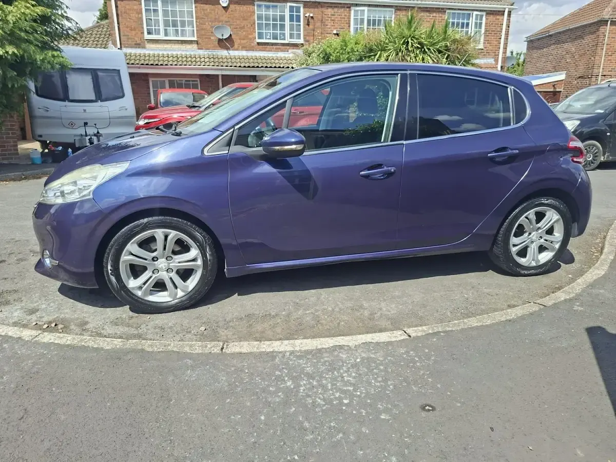 Used Peugeot 208 Allure 68 HP (50 kW) 2012 Blue Hatchback