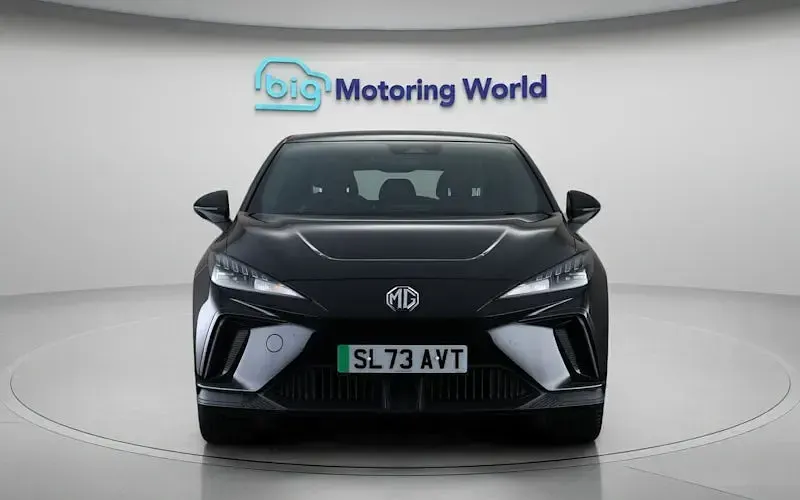 Begagnad MG MG4 EV SE 319 kW (435 HK) 2023 Svart Halvkombi