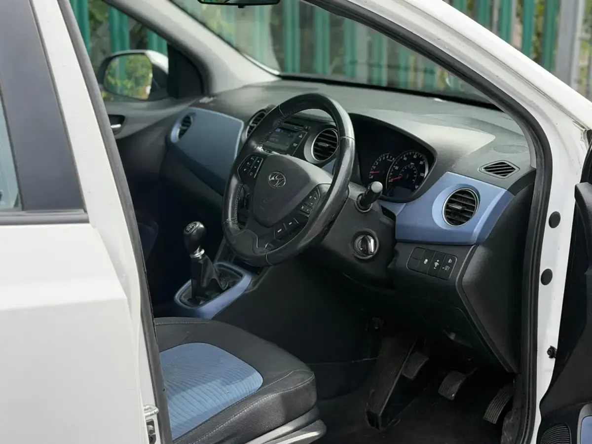 Used Hyundai i10 Premium 87 HP (63 kW) 2015 White Hatchback