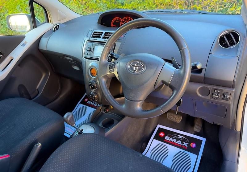 Used Toyota Yaris 2011 White Hatchback