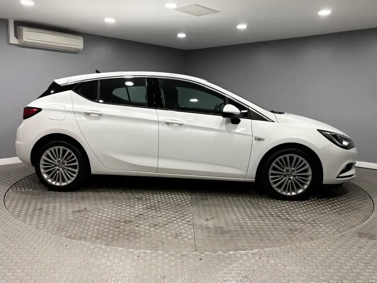 Used Vauxhall Astra Elite 110 HP (80 kW) 2018 White Hatchback