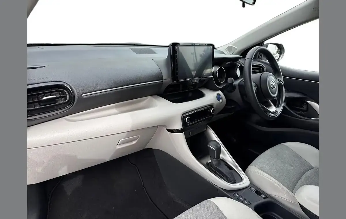 Used Toyota Yaris 116 HP (85 kW) 2022 White Hatchback