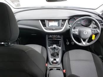 Used Vauxhall Grandland X Design Edition 130 HP (95 kW) 2019 White SUV
