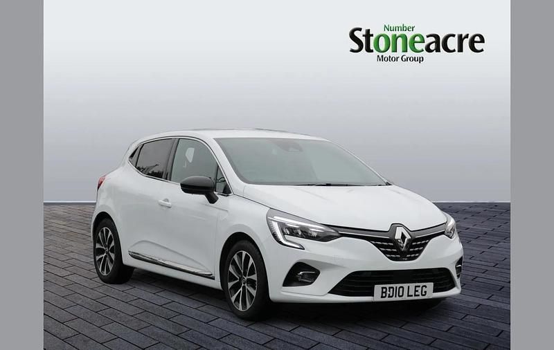 Used Renault Clio V Techno 143 HP (105 kW) 2023 White Hatchback