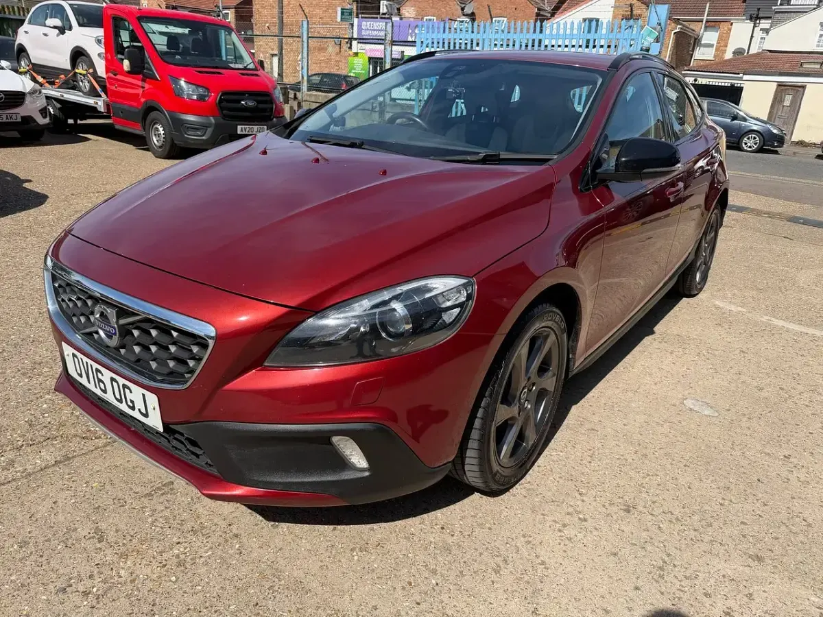 Used Volvo V40 2016 Red Hatchback