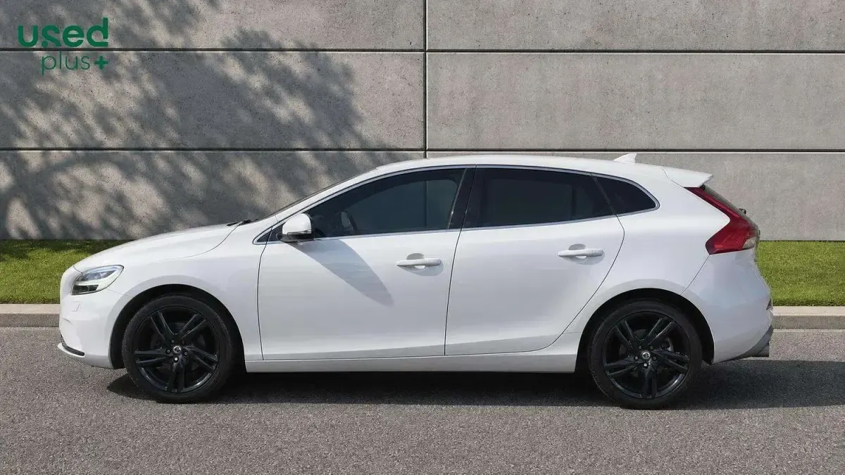 Used Volvo V40 R-Design 120 HP (88 kW) 2019 White Hatchback
