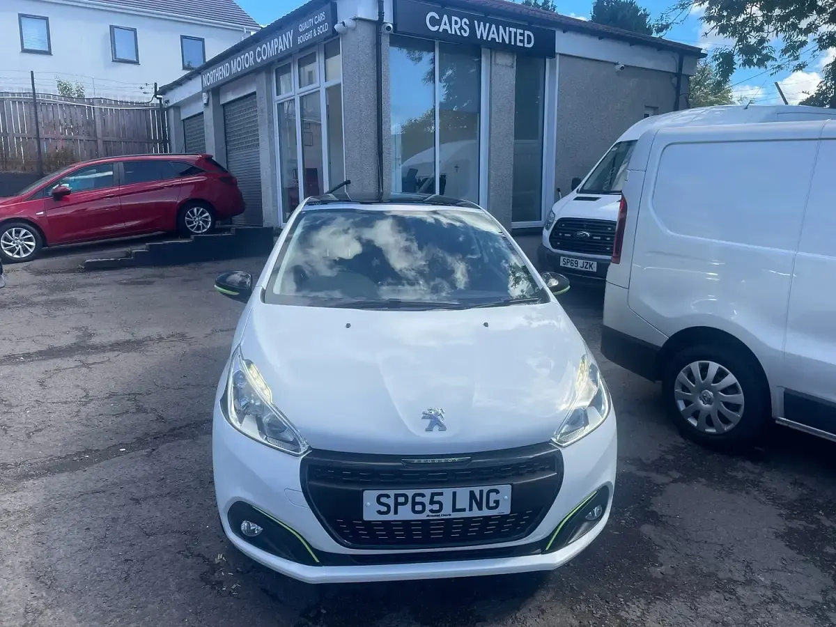 Used Peugeot 208 Allure 82 HP (60 kW) 2015 White Hatchback