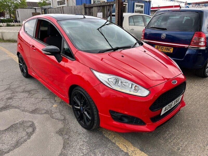 Red Used 2016 Ford Fiesta Zetec Hatchback | £4,995 (Good price) - Image 1/4