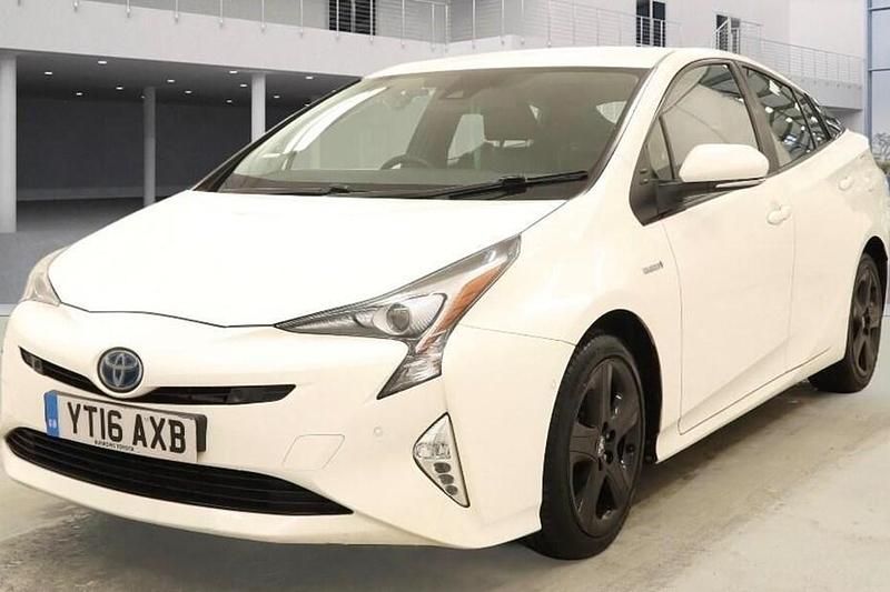 Used Toyota Prius 122 HP (89 kW) 2016 White Hatchback