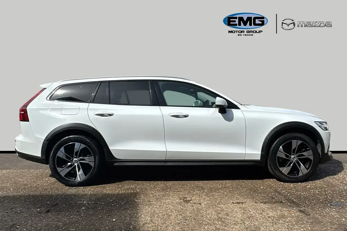 Used Volvo V60 CC 250 HP (183 kW) 2021 White Estate
