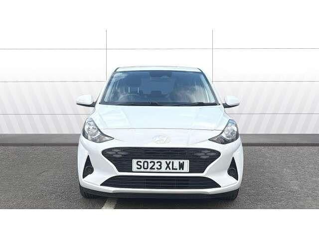 Used Hyundai i10 Advanced 67 HP (49 kW) 2023 White Hatchback