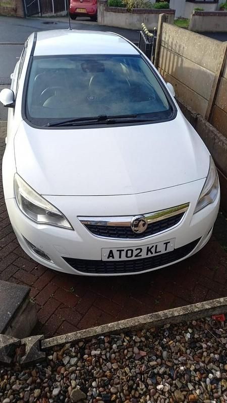 White Used 2011 Vauxhall Astra Elite Hatchback | £1,999 (Good price) - Image 1/2