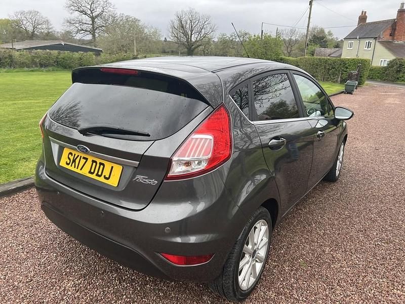Usado Ford Fiesta Titanium 2017 Gris Utilitario