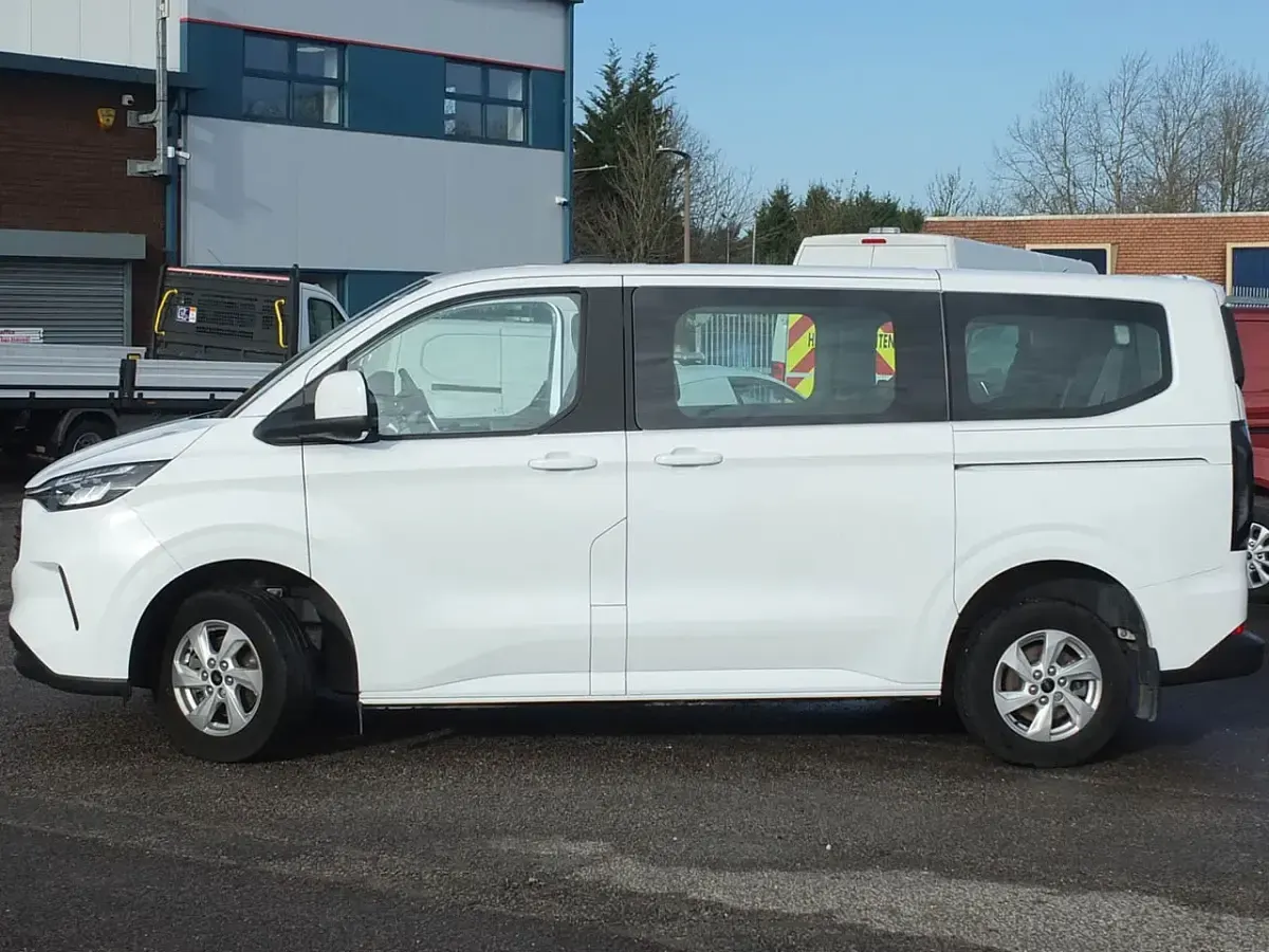 Used Ford Tourneo Custom Zetec 136 HP (100 kW) 2024 White Van