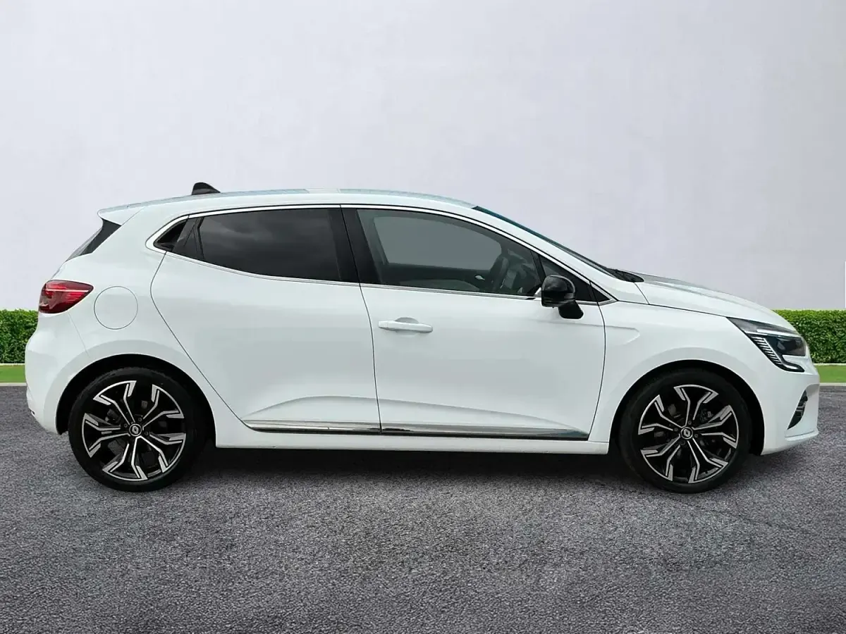 Used Renault Clio Techno 145 HP (106 kW) 2022 White Hatchback
