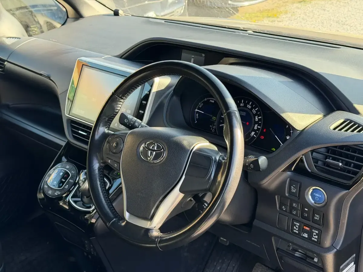 Begagnad Toyota Noah 2018 Svart Minibuss