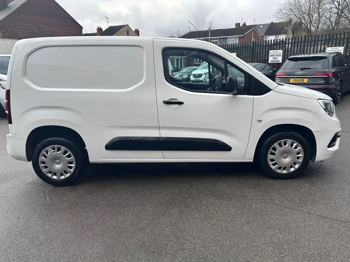 Used Vauxhall Combo Sportive 100 HP (73 kW) 2020 White Van