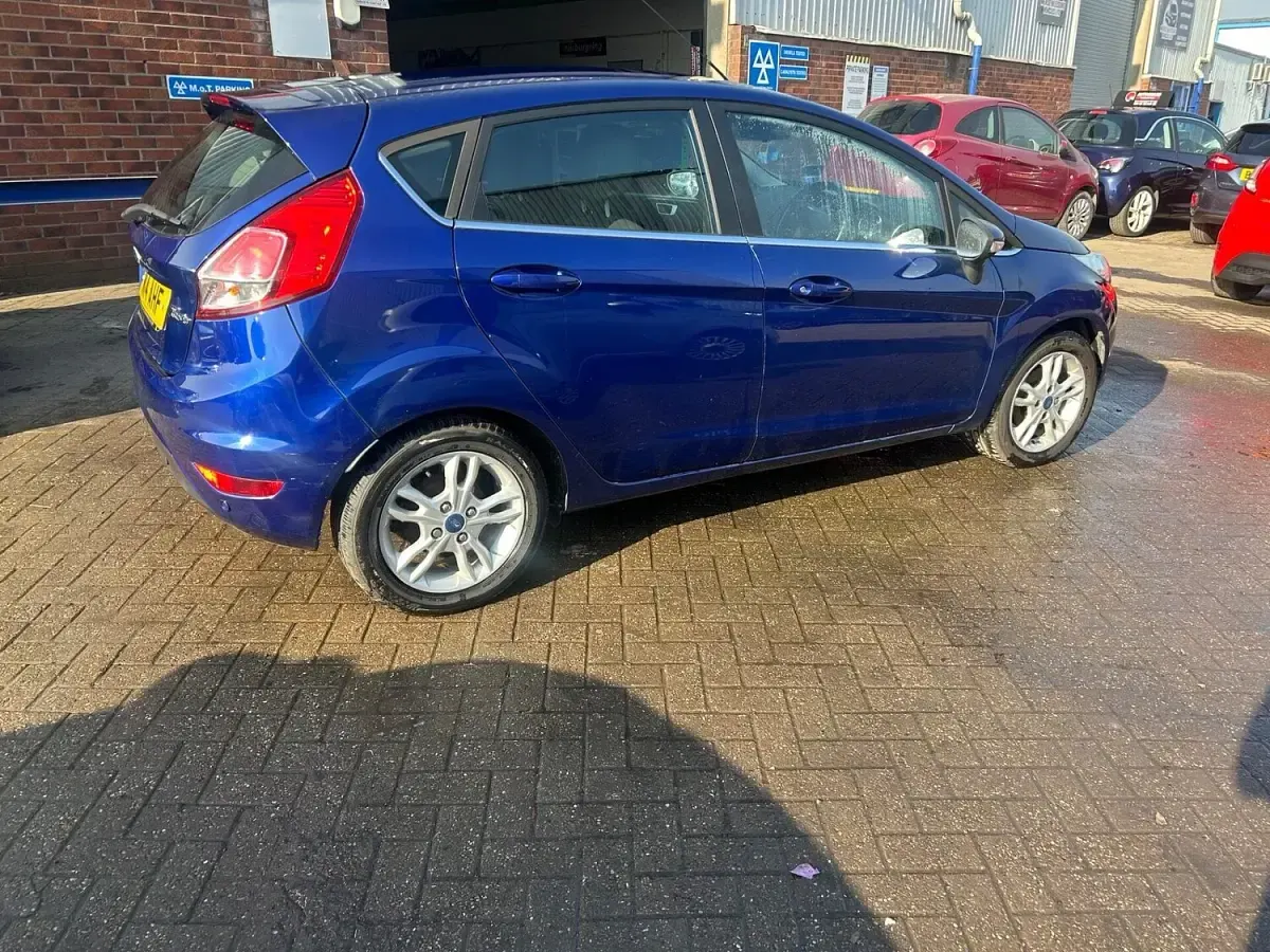 Używany Ford Fiesta Zetec 120 KM (88 kW) 2014 Niebieski Hatchback