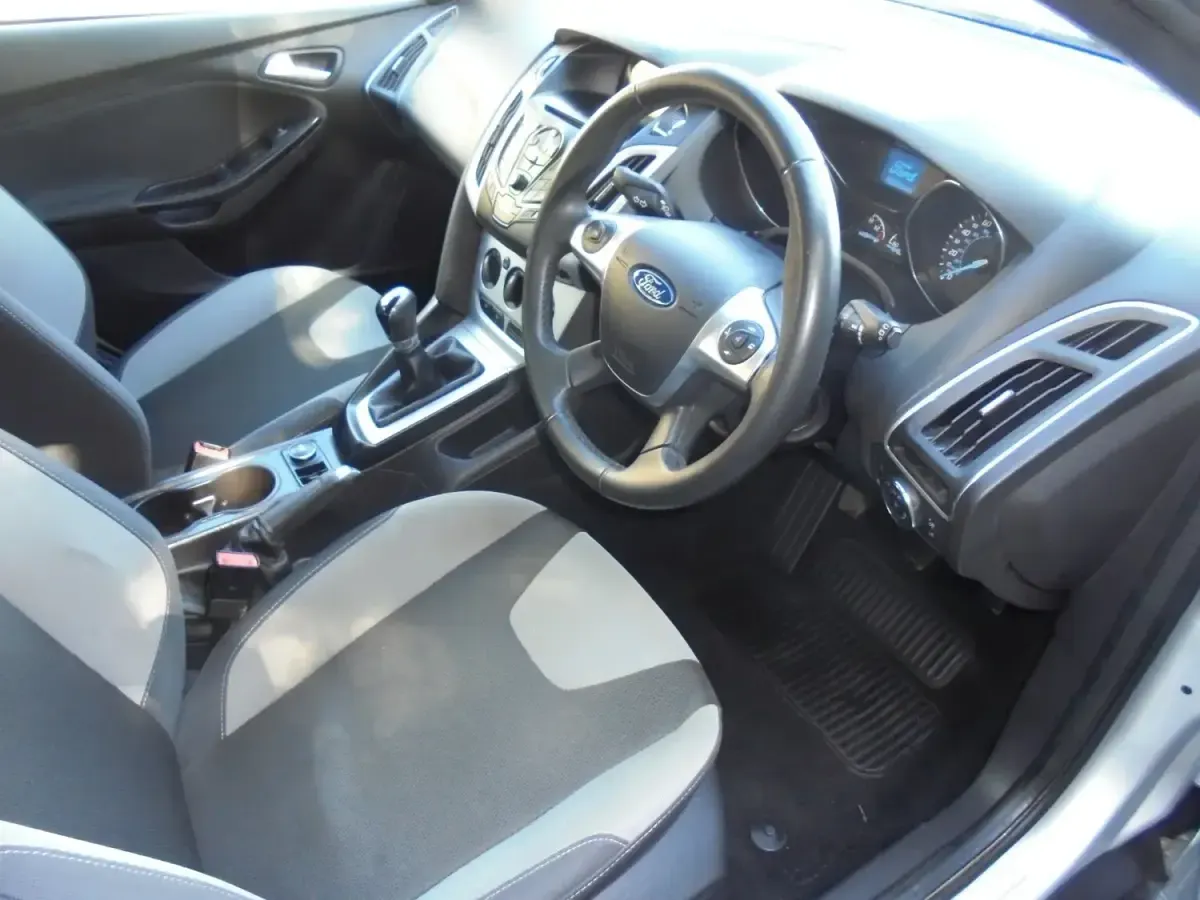 Używany Ford Focus Zetec 2014 Srebrny Hatchback