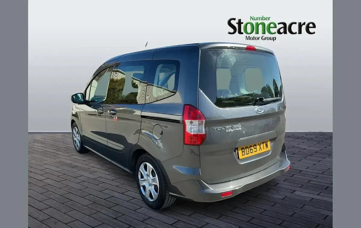 Usado Ford Tourneo Courier Zetec 99 CV (72 kW) 2019 Gris Monovolumen