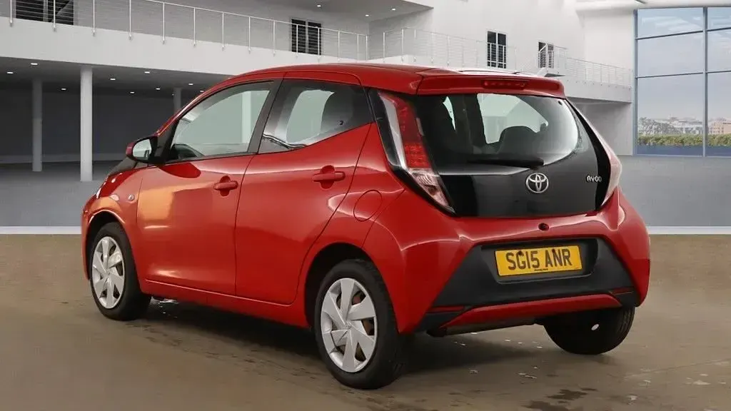 Używany Toyota Aygo X-play 69 KM (50 kW) 2015 Czerwony Hatchback