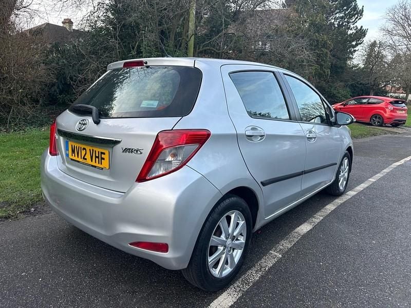 Used Toyota Yaris Multidrive S 99 HP (72 kW) 2012 Silver Hatchback