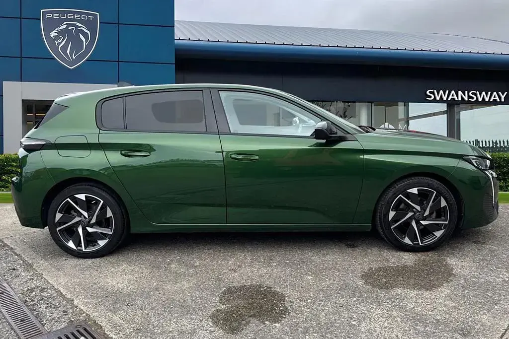 Used Peugeot 308 Allure Premium 129 HP (94 kW) 2023 Green Hatchback