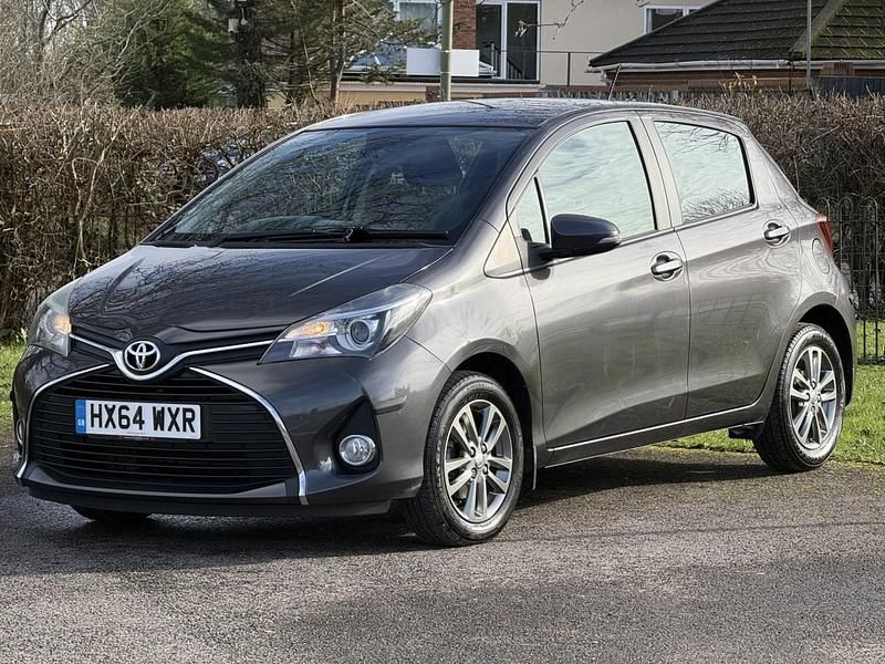 Used Toyota Yaris 99 HP (72 kW) 2014 Grey Hatchback