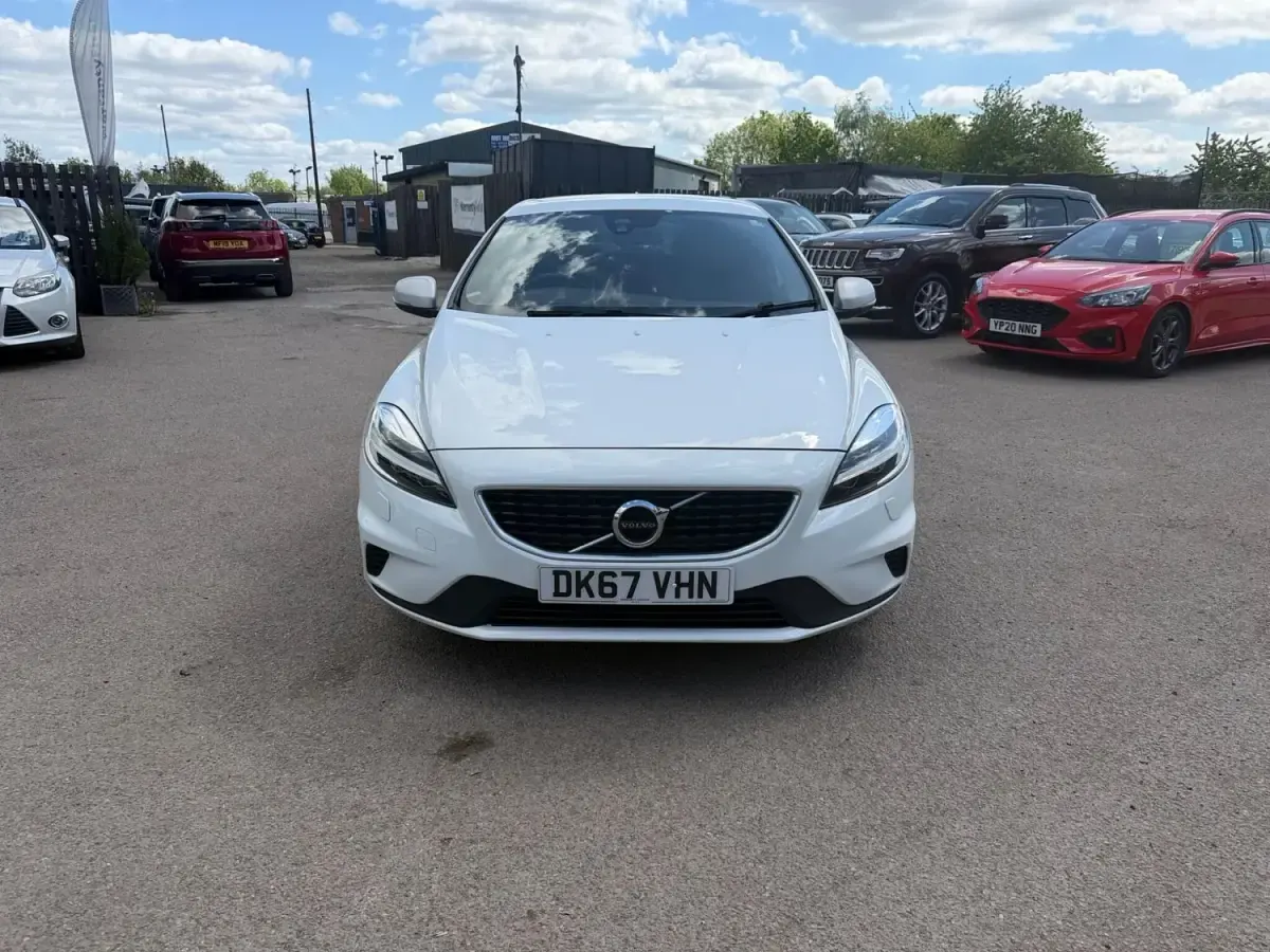 Begagnad Volvo V40 R-Design Pro 2017 Vit Halvkombi