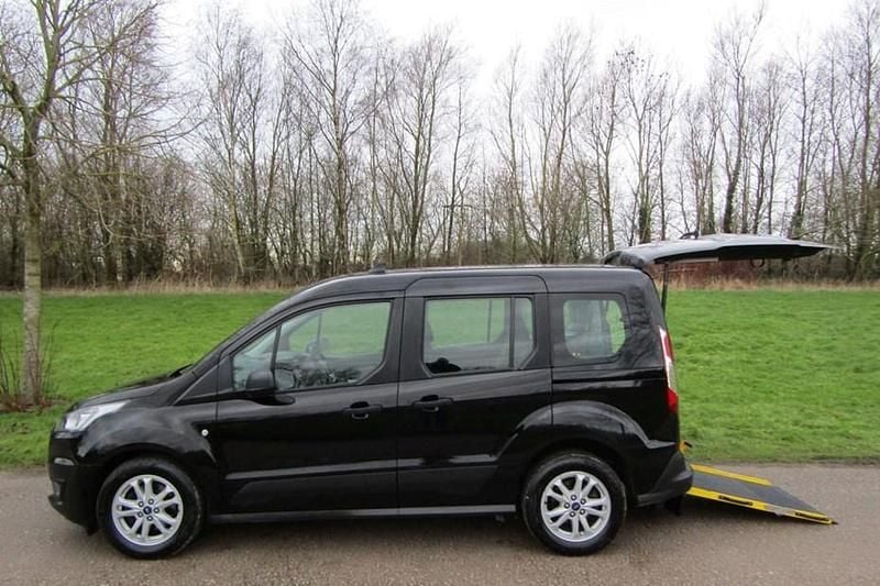 Used Ford Tourneo Zetec 100 HP (73 kW) 2021