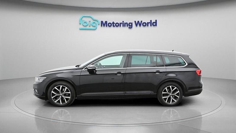 Used VW Passat SEL 150 HP (110 kW) 2022 Black Estate
