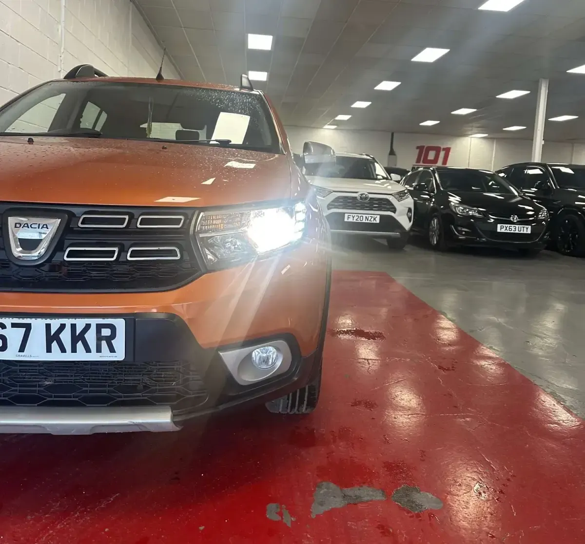 Usado Dacia Sandero Stepway 90 CV (66 kW) 2017 Naranja Utilitario