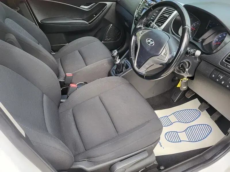 Used Hyundai ix20 Active 90 HP (66 kW) 2015 White Hatchback