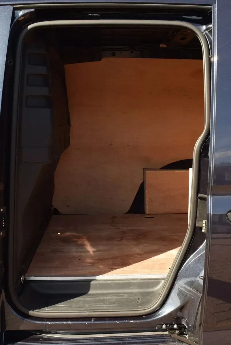 Usado VW Caddy S 122 HP (89 kW) 2024 Azul Monovolume