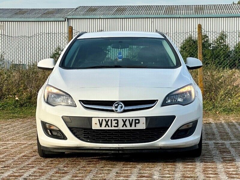 Used Vauxhall Astra S 95 HP (69 kW) 2013 White Estate