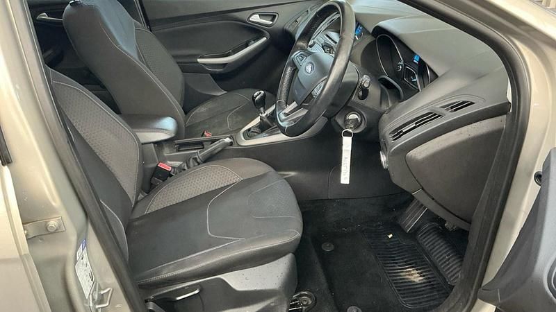 Used Ford Focus Zetec 125 HP (91 kW) 2015 Silver Hatchback