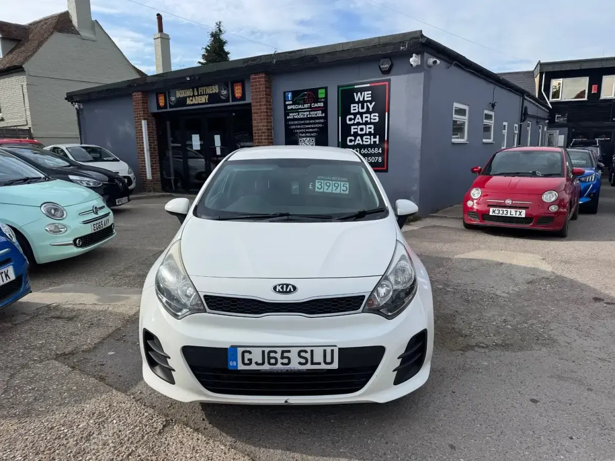 Begagnad Kia Rio 2015 Vit Halvkombi