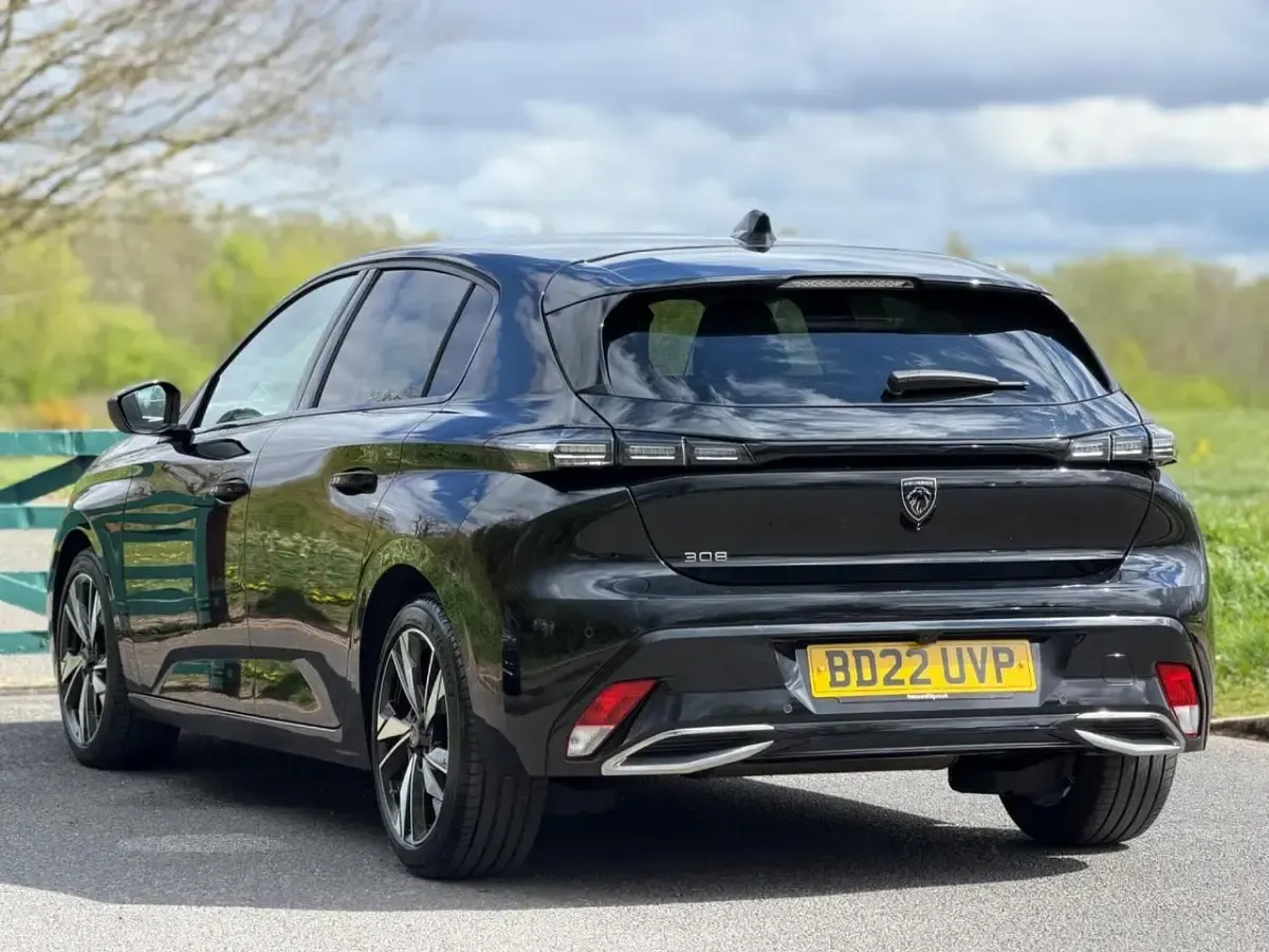 Używany Peugeot 308 Allure 129 KM (94 kW) 2022 Czarny Hatchback