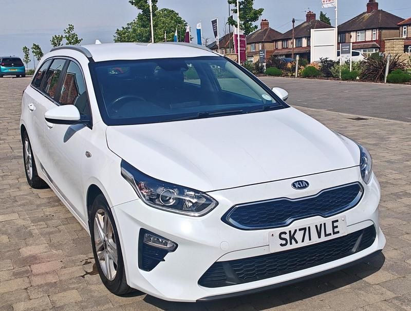 Używany Kia Ceed 134 KM (98 kW) 2021 Biały Hatchback