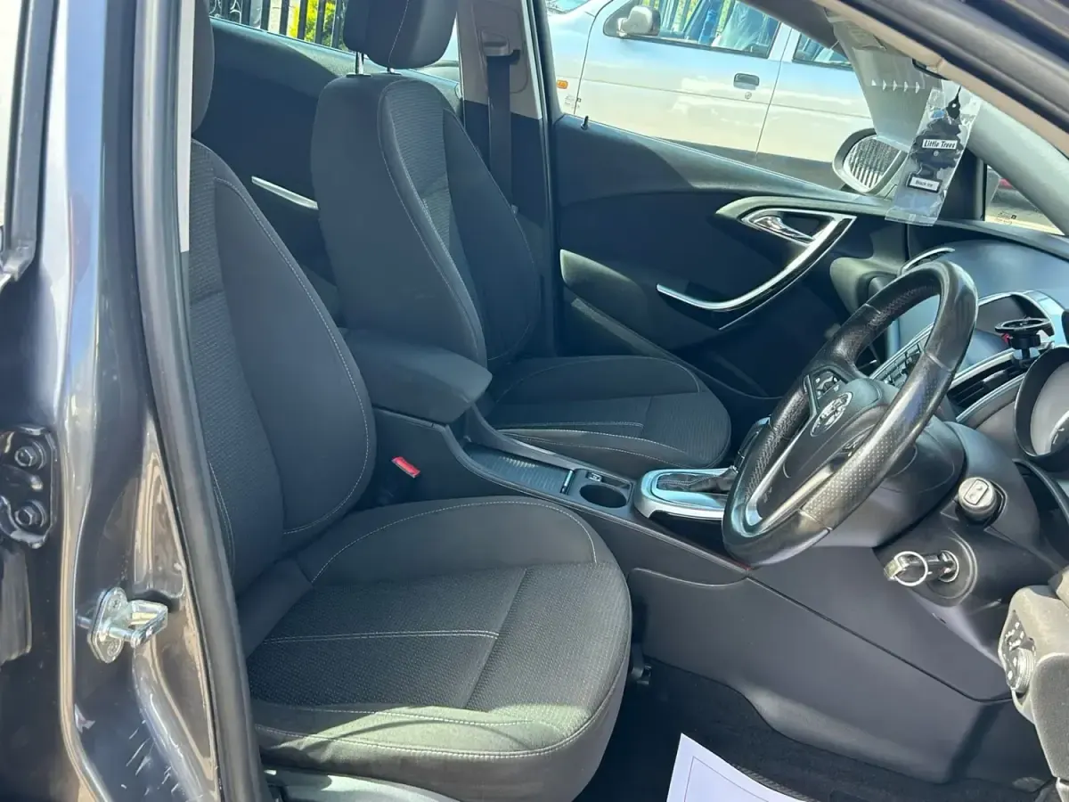 Usado Vauxhall Astra SRi 165 CV (121 kW) 2011 Gris Familiar