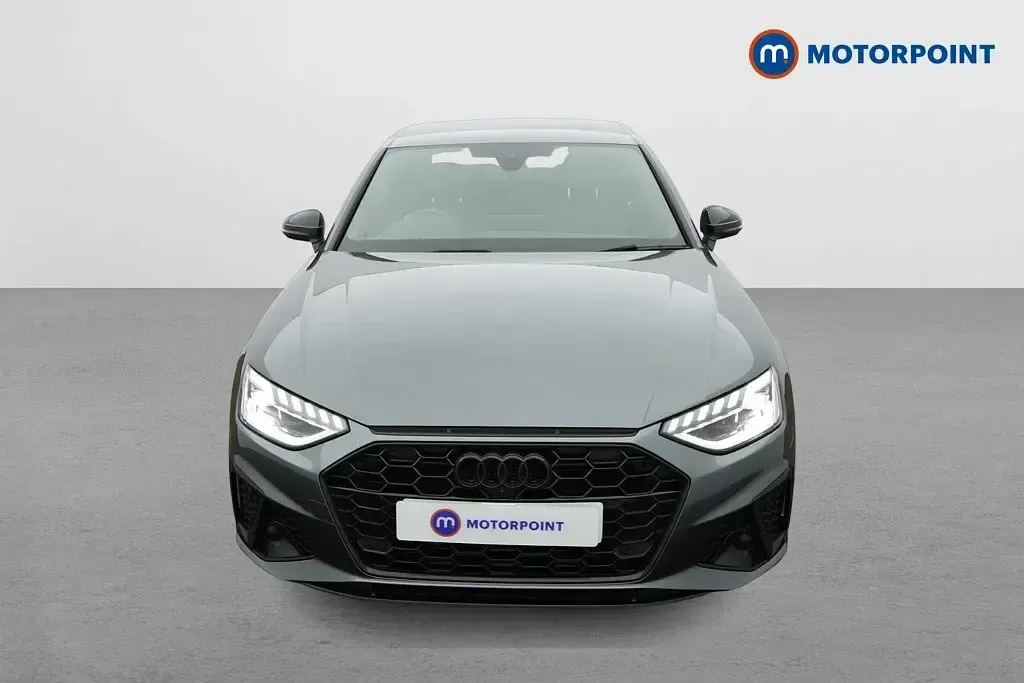 Begagnad Audi A4 Black Edition 2023 Grå Sedan