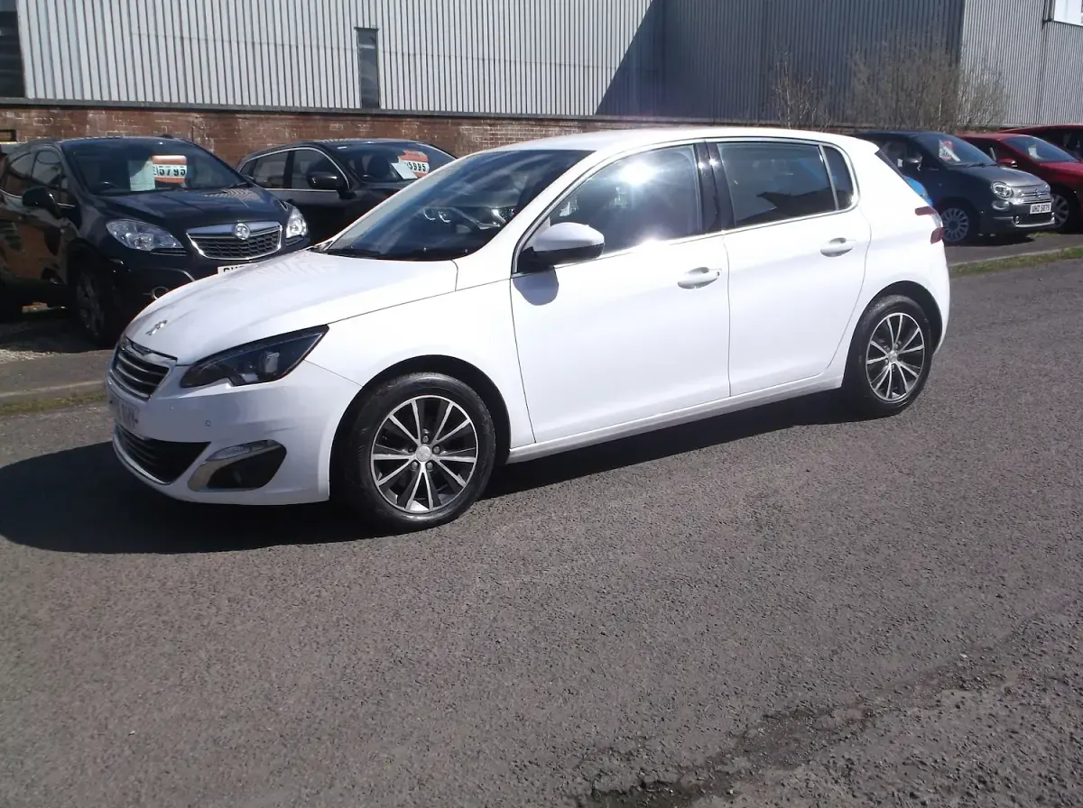 Used Peugeot 308 Allure 120 HP (88 kW) 2016 White Hatchback